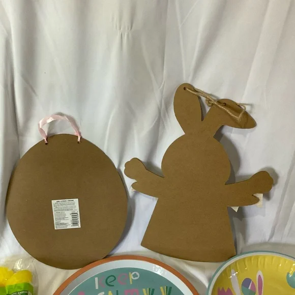 Easter Dinnerware Set & Decor,Platters, Napkins, Plastic Eggs 2 Wall Decorations - Picture 8 of 14
